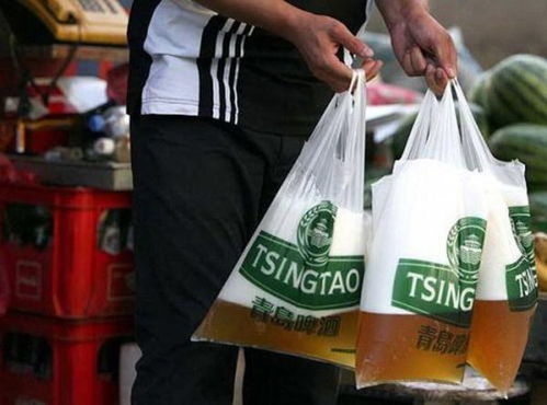 中国最爱喝啤酒的城市,用袋子装酒走着喝,把啤酒当饮料喝